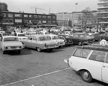 850496 Gezicht over de automarkt op het Veemarktplein te Utrecht, vlak voor de verhuizing van de markt naar de ...